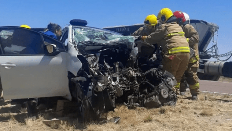 Grave choque frontal entre un auto y un camión de YPF en la “Ruta del&nbsp;desierto”