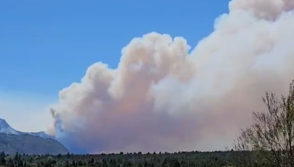 Alerta roja en la región cordillerana ante el avance de las llamas hacia el casco&nbsp;urbano