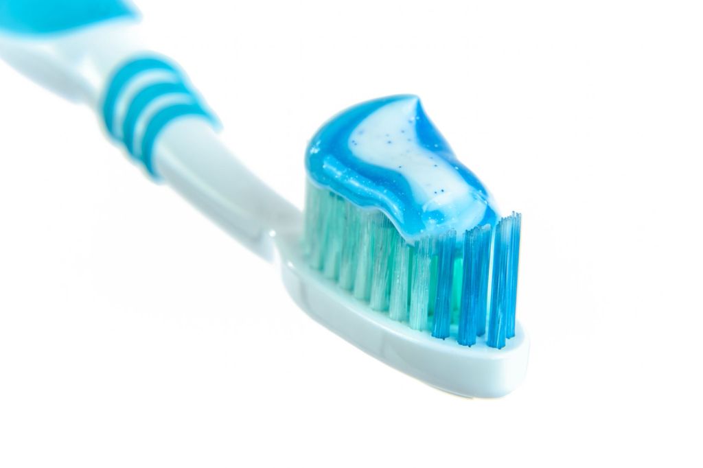 Bicarbonato de sodio con pasta dental: beneficios y riesgos&nbsp;explicados