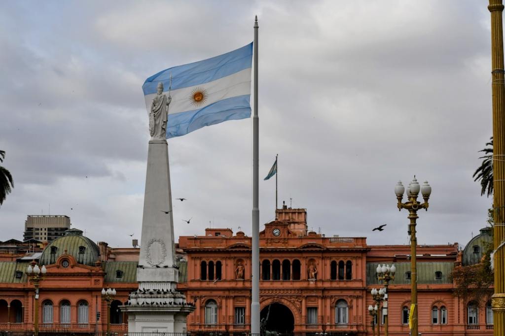 Economía cae en el trimestre pero el cierre en junio alienta&nbsp;optimismo